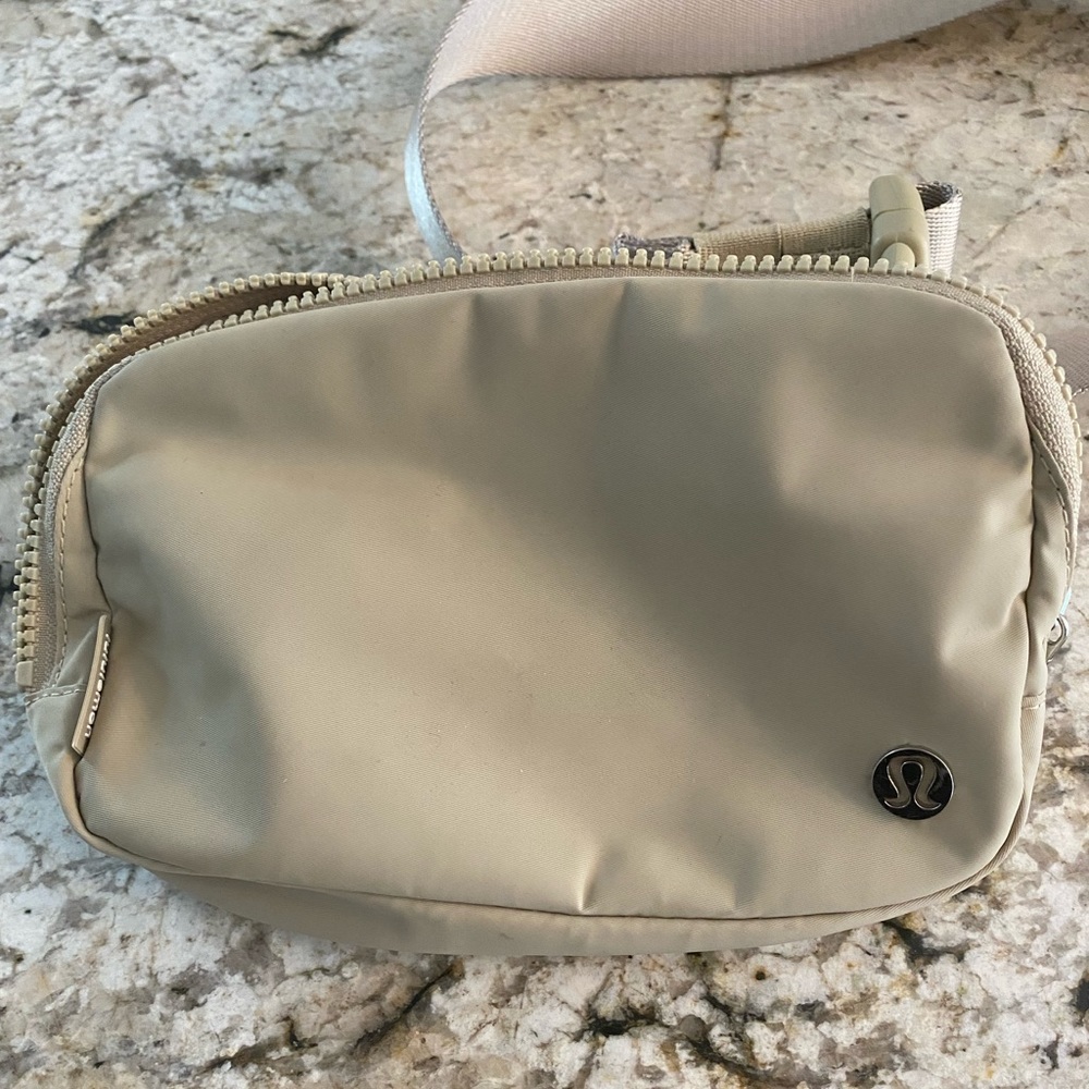 Lululemon Belt Bag - color: Trench